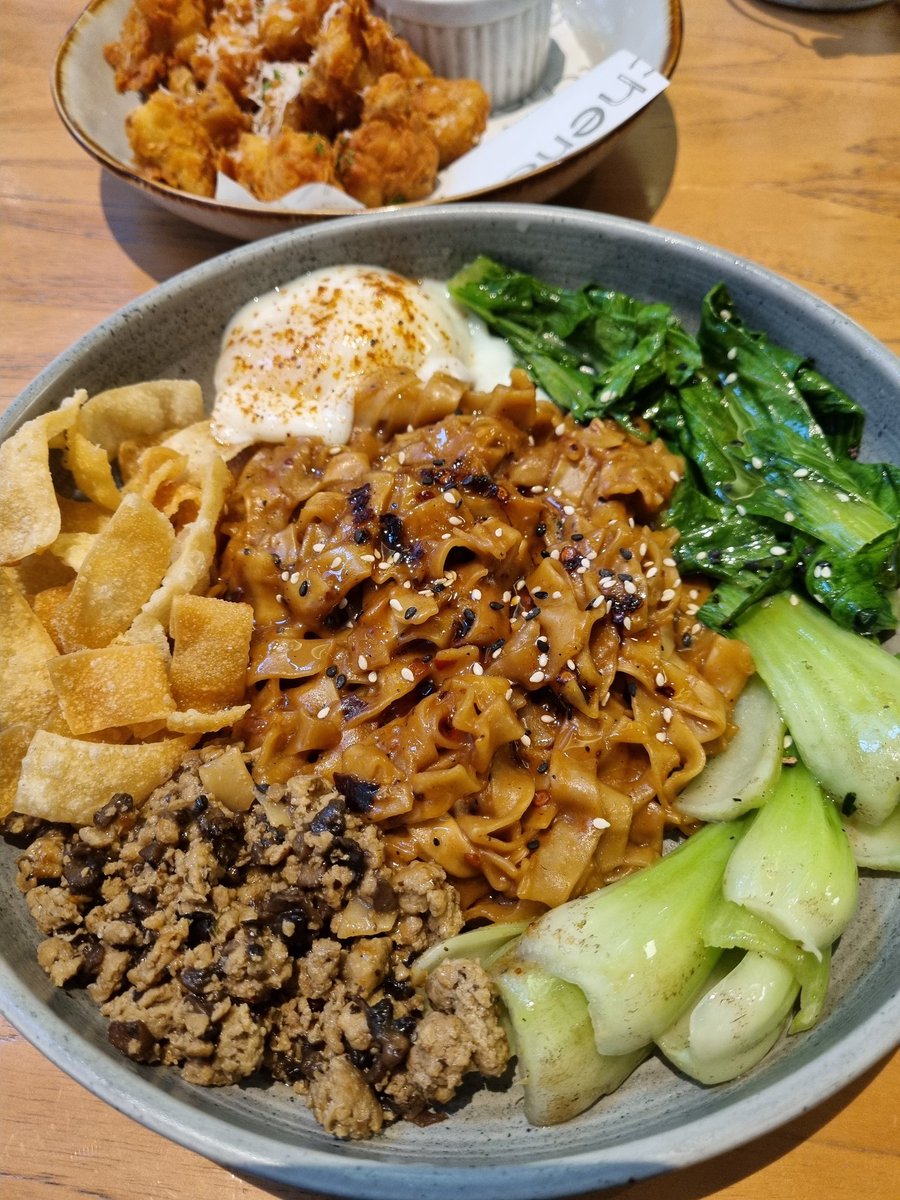 metatjia's tweet image. Padahal smggu ini ngeluh kurang tidur, hari ini dpt kesempatan istirahat malah ngeluyur