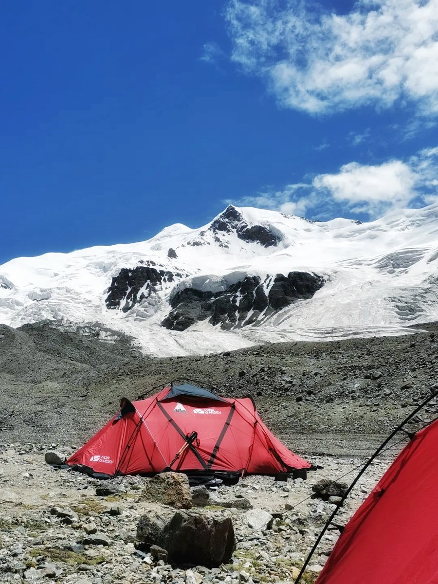 PKU1898's tweet photo. Salute to our determined #Pekingers and all the fearless climbers out there! Your passion for scaling new summits shines brightly amidst the awe-inspiring splendor of nature.🏔️✨#MAPKU https://t.co/bIO6V72pZu