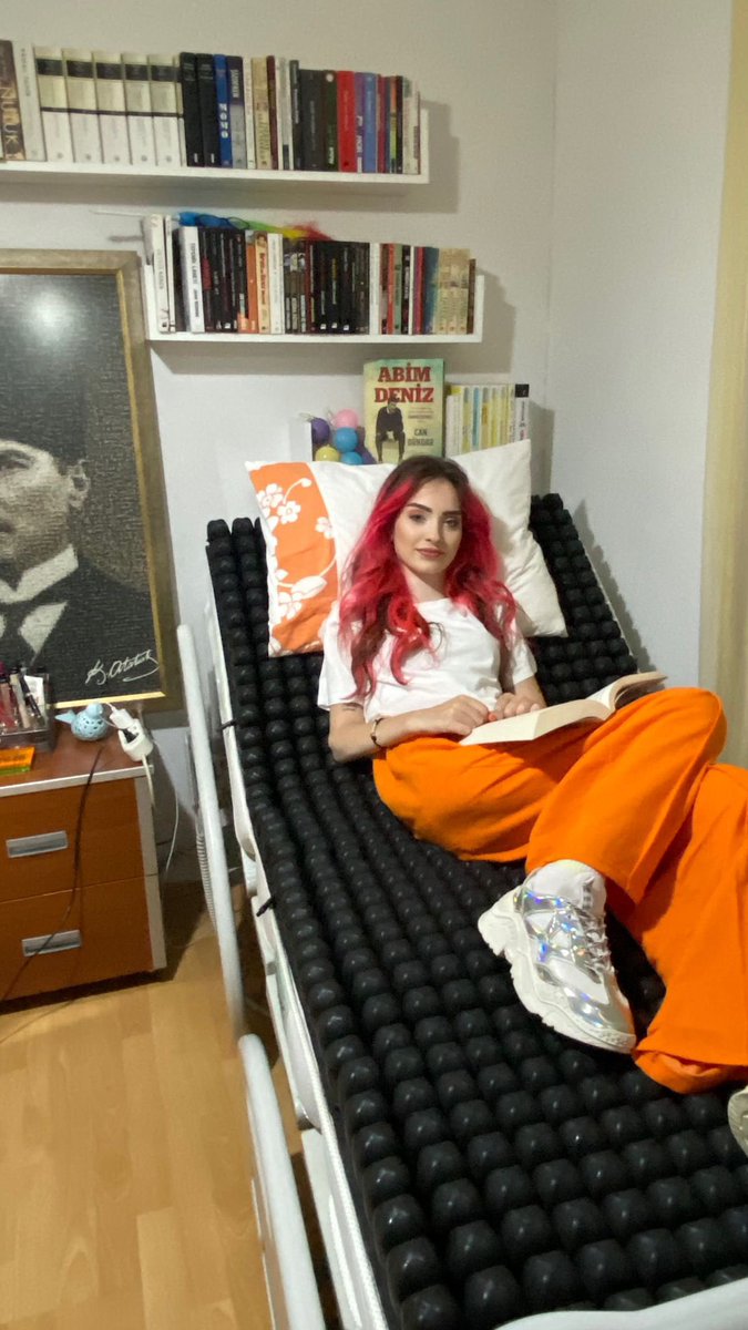zekikayahan's tweet photo. Nergis’i hatırladınız mı? Eniştesinin denizde yaptığı tatsız şaka sonucu boynu kırılmış, omurgasından hasar almıştı. Yoğun bakım süreci o, bu derken özel bir medikal yatağa ihtiyacı vardı. Sgk karşılamadı yatağı… Onca vergi verirken hepimiz. Valiliğin izniyle yayında dayanışıp ve 125 bin lira olan medikal yatak bedelini dakikalar içinde toplamıştık ya… Nergis yatağına kavuşmuş. Dayanışan herkesin yüreğine sağlık. #zekirdek #kafaradyo