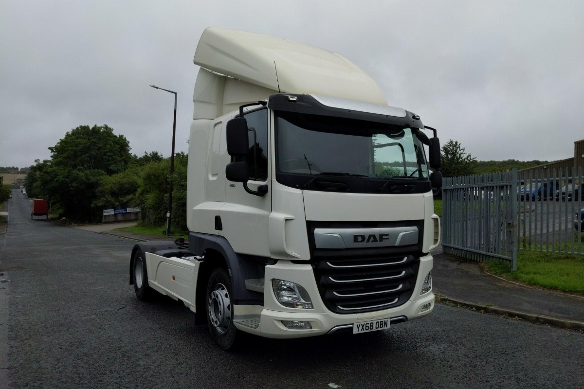 MotusDAF's tweet photo. 📢USED TRUCK OF THE WEEK📢
*Call Chris Thornton on 07884186578 to enquire*

2019 DAF CF 10.8 450 FT, featuring:
❄️Climate Control
🛣️138,000 Miles
⭐12 Months Driveline Warranty and more!

Find out more➡️ https://t.co/cSloFL31kH

#UsedTruckOfTheWeek #UsedDAF #MotusCommercials https://t.co/4ipnSjW8pX