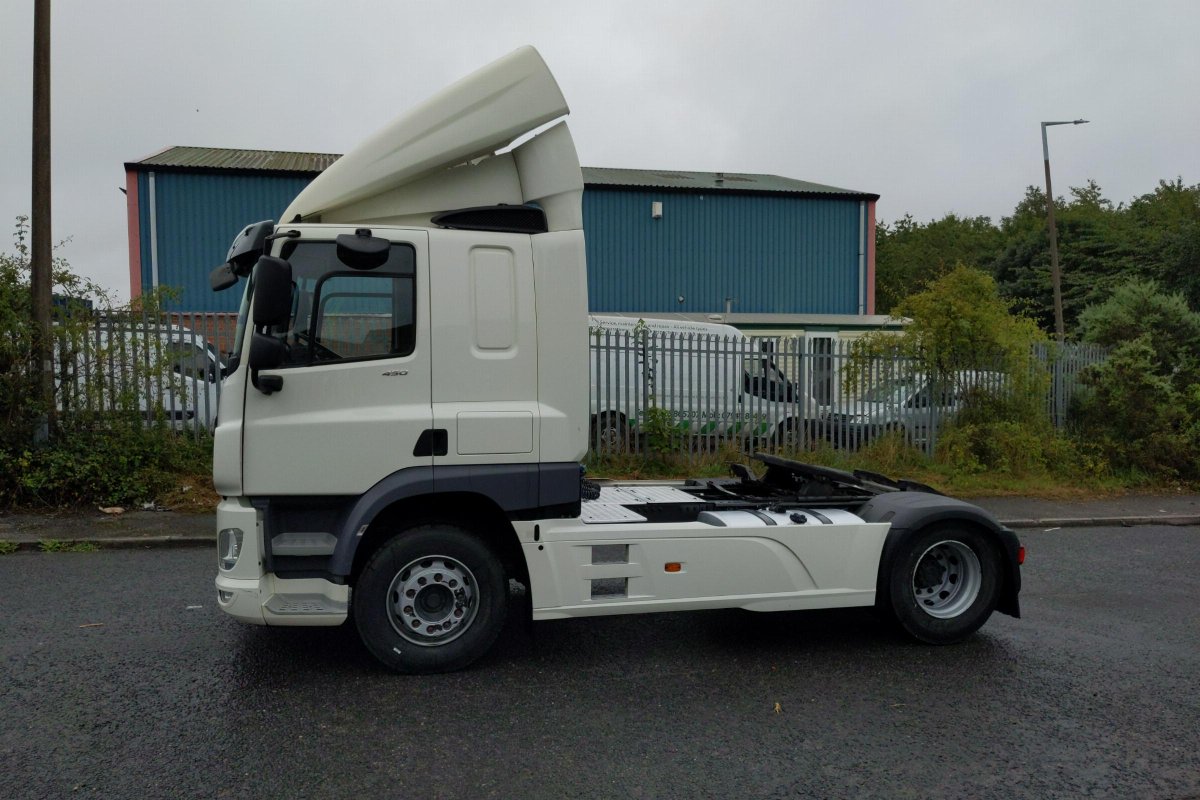 MotusDAF's tweet photo. 📢USED TRUCK OF THE WEEK📢
*Call Chris Thornton on 07884186578 to enquire*

2019 DAF CF 10.8 450 FT, featuring:
❄️Climate Control
🛣️138,000 Miles
⭐12 Months Driveline Warranty and more!

Find out more➡️ https://t.co/cSloFL31kH

#UsedTruckOfTheWeek #UsedDAF #MotusCommercials https://t.co/4ipnSjW8pX