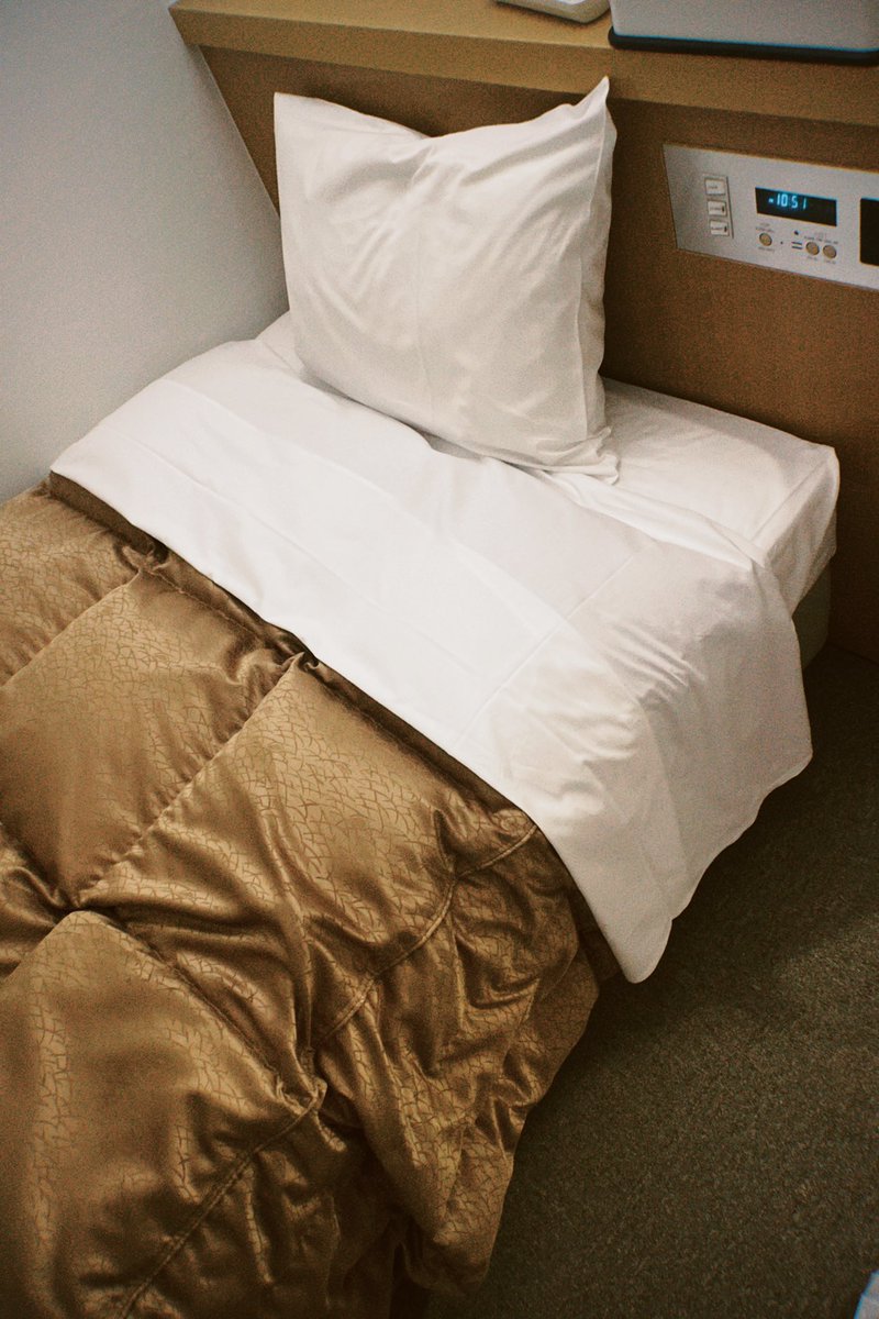 akihisa_shiono's tweet photo. ホテルのベッド入る時必ず迷うことがあるんだけどさ

私はこの白い布ごとめくって布団に入ればいいの？

それともこの白い布を枕の下にしまって布団に入ればいいの？

なぜややこしくするの？
私がいけないの？そうなんでしょ？ https://t.co/feUjFfhTLh