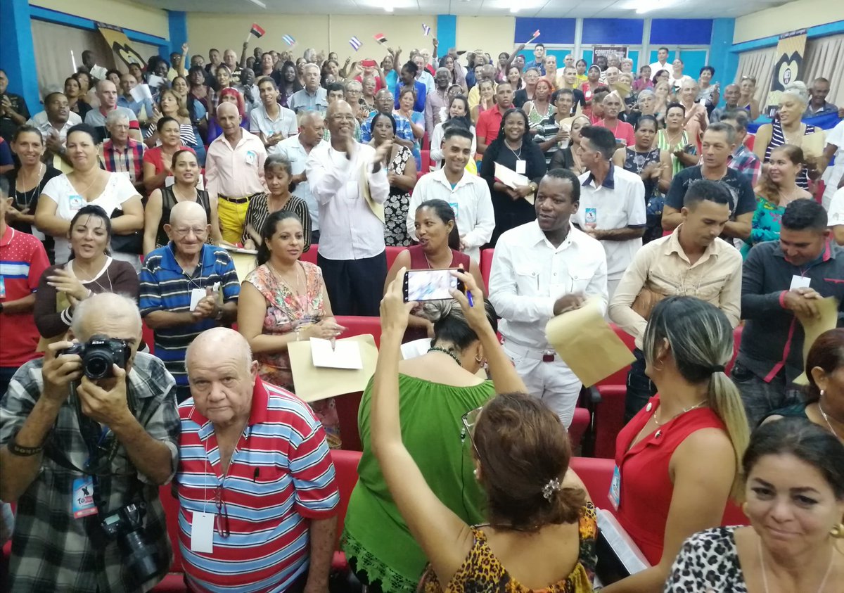 GHNordelo5's tweet photo. Da inicio la Asamblea  #XCongresoCDR de Camagüey, con la presencia de @FHHernndez1 Primer Secretario del @PartidoPCC en la provincia y de  @Odalys_PerezR funcionaria del Comité Central. #Cuba #CDRCuba #SomosDelBarrio https://t.co/DxD9Ilal7j