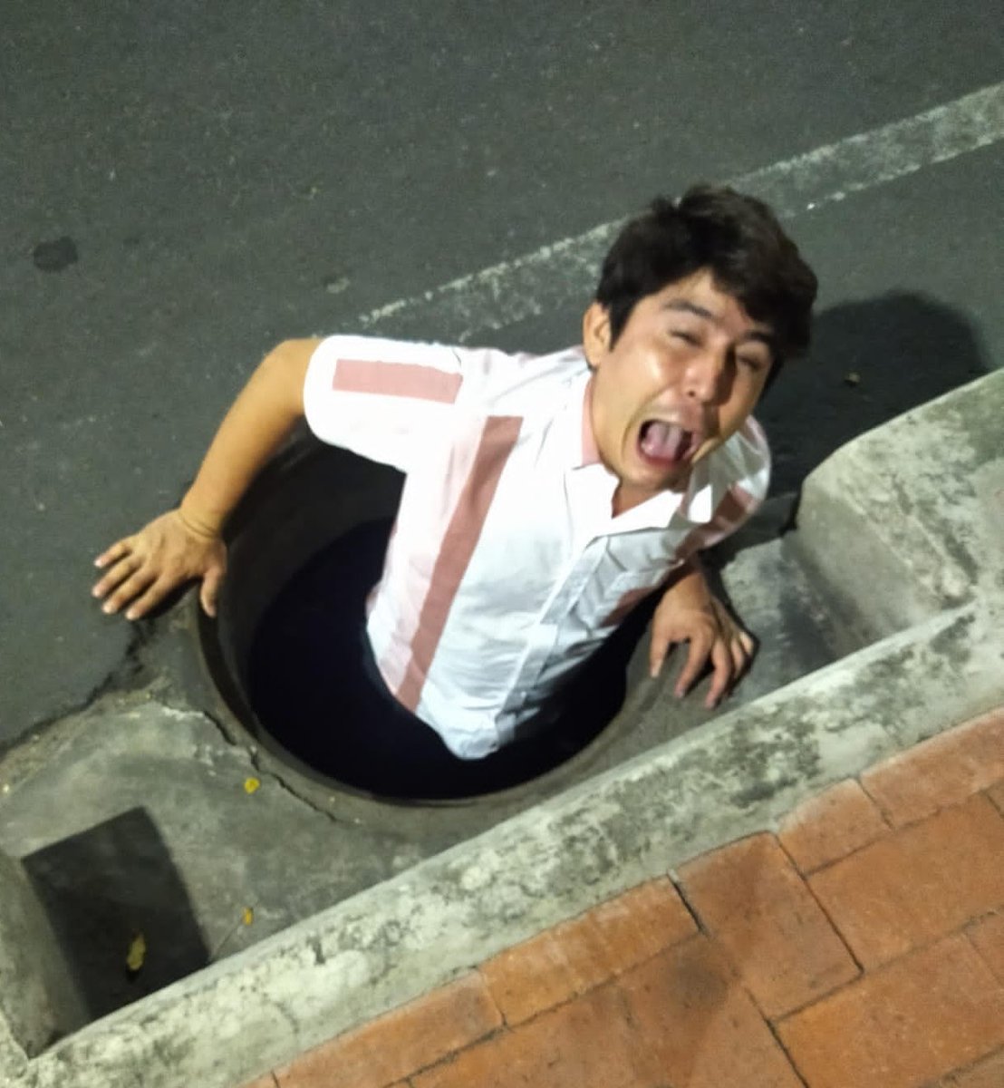 1Sin_Escrupulos's tweet photo. Ayer caminábamos por la #Av0 y nos caímos dentro de este hueco. ¡Señor @ingjairoyanez dígale a la empresa correspondiente, ya sea @EISCucutaSAESP, @AKCucuta, @CENSGrupoEPM o @MovistarCo que por favor ponga la tapa mano! ¡Señores @AlcaldiaCucuta dejen de rascarse la barriga y solucionen el problema! Si no son capaces ustedes llamen al #Superman de Atalaya @SergioOlayaS