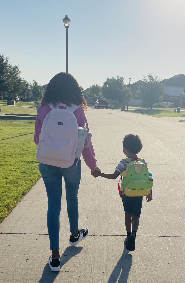Olivia_Ann_Lott's tweet photo. 1st day of school! #highschool #preschool #olivialott #johnnylott #10yearsapart #14and4 #freshaman #oliviaannlott #giraffeandtrex #1stdayofschool #prettyinpink #summerglow #fall2023 https://t.co/XH8PAm0QbU
