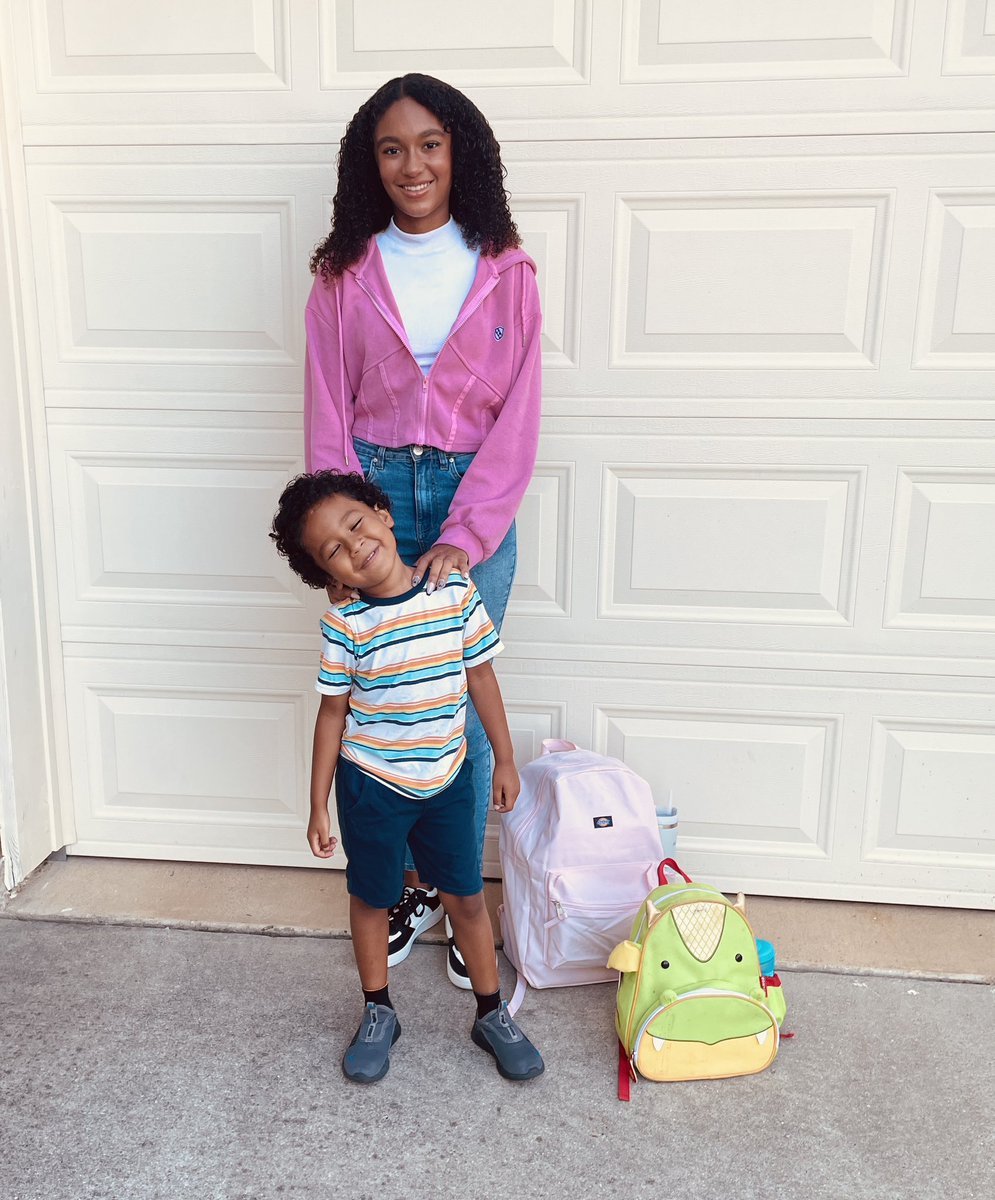 Olivia_Ann_Lott's tweet photo. 1st day of school! #highschool #preschool #olivialott #johnnylott #10yearsapart #14and4 #freshaman #oliviaannlott #giraffeandtrex #1stdayofschool #prettyinpink #summerglow #fall2023 https://t.co/XH8PAm0QbU