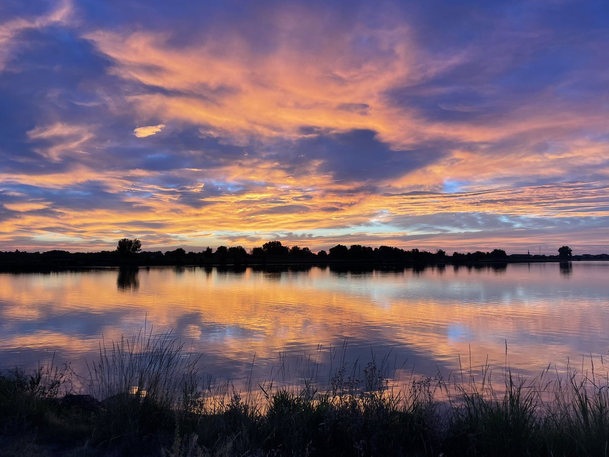 veropeteacher's tweet photo. Stopped during my run to capture this beautiful sunrise 🌅 #WindsorLake 

#ColoradoMornings
#SummerMornings
#Sunrise
#GodIsGood
#NoFilter
#Colorado
#Beauty
#Nature https://t.co/aR47puRkpQ