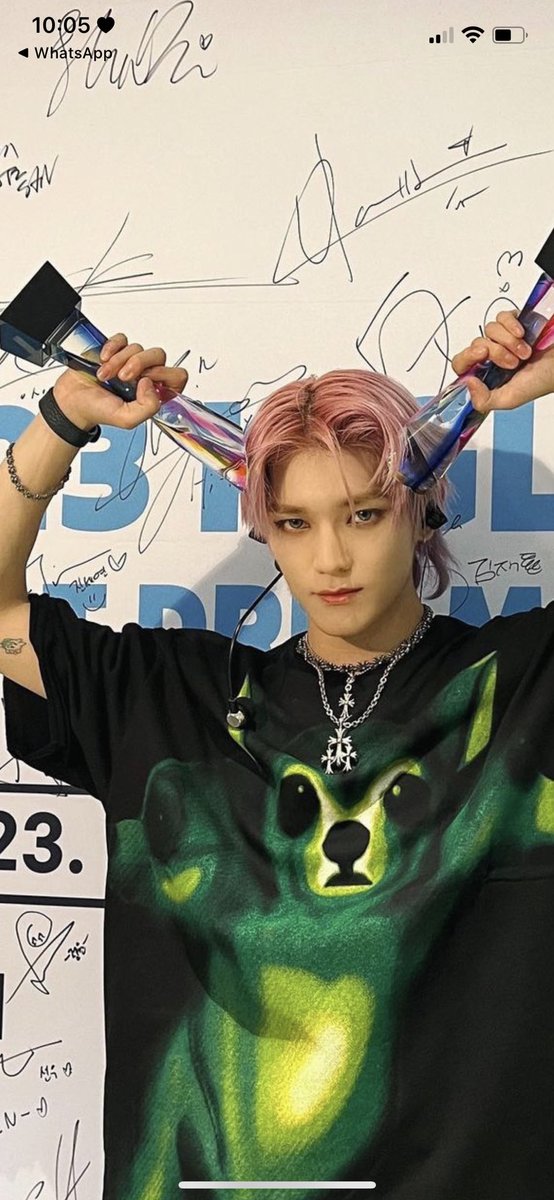cjlrine_'s tweet photo. i was gonna talk about how AI like he looks (its insane) but his shirt caught me off guard 😭😭😭😭 https://t.co/t8nwW1SP5n