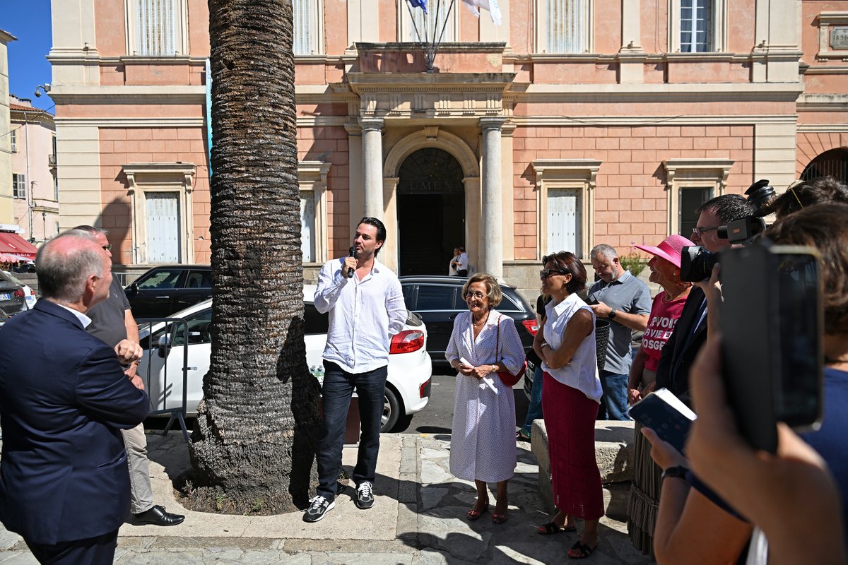📸 Ce matin, inauguration de l'exposition photographique « Tino Rossi, une idole pour l’éternité » avec <a href="/ParisMatch/">Paris Match</a>. Une quinzaine de clichés grand format issus des archives du magazine, à découvrir sur la place Foch jusqu'au 20 septembre.

Programme : urlz.fr/n9AW
2/3