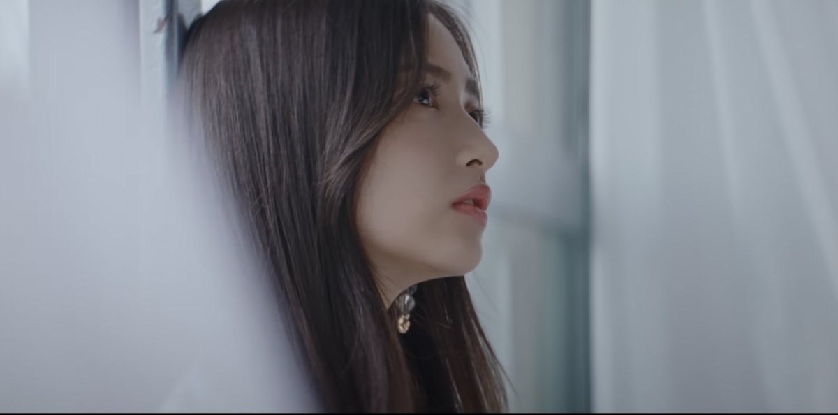 井上和さん、ゆらめくカーテンの中の横顔がこんなに美しいことあるんだ