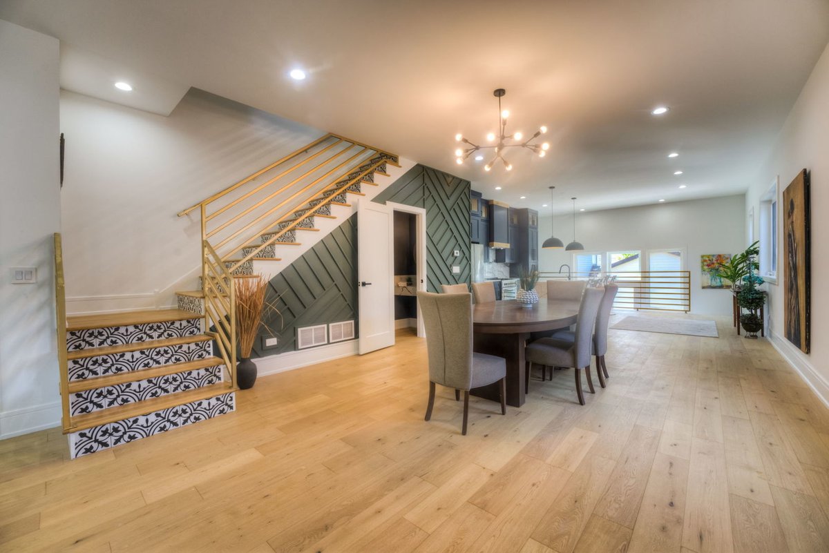 properties's tweet photo. Modern elegance meets functional design in this picturesque new home! See more: https://t.co/eJvRjFcbo8 #StopLookingStartFinding
----
2938 N Leavitt Street Chicago, Illinois 60618
Listed by @leighmarcuschicago
Offered for $1,350,000
#chicago #chicagorealestate #modern https://t.co/0YpGSNmiVG