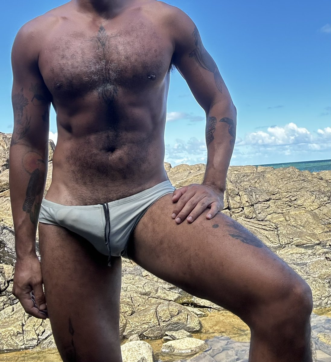 SweatTropi's tweet photo. Dia de tesão na praia https://t.co/BHHeavtbXt