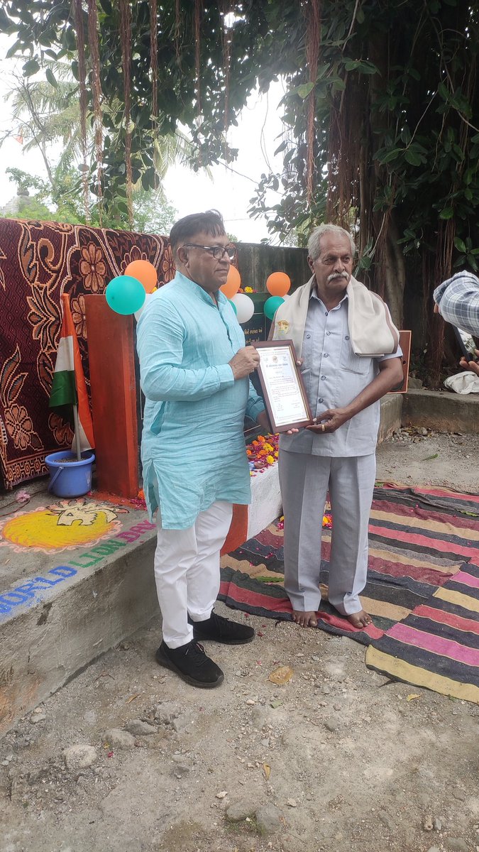 MehulSojitra15's tweet photo. #MeriMaatiMeraDesh કાર્યક્રમ અંતર્ગત ધોરાજી તાલુકાના  ગામોમાં શીલા ફલકમ,વીરો કો વંદન, અમૃતવાટિકા ,પંચ પ્રાણ પ્રતિજ્ઞા ,એવા વિવિધ કાર્યક્રમોનું આયોજન કરવામાં આવ્યું @CMOGuj @DDORAJKOT1 @TdoDhoraji https://t.co/NGkCQFdUwQ