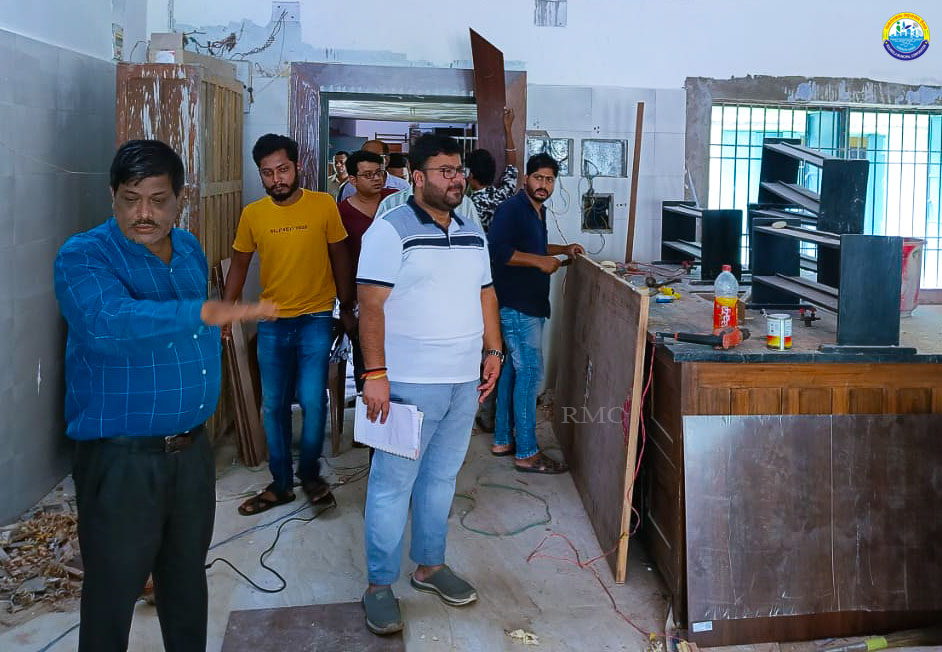 RaurkelaMC's tweet photo. ADM Rourkela cum Commissioner RMC, Dr Subhankar Mohapatra, reviewed the ongoing #collegetransformation work in the city under #5T initiative. He gave strict orders to complete the work within the stipulated time.
#rmc #rourkela https://t.co/5NPOAoCPKk