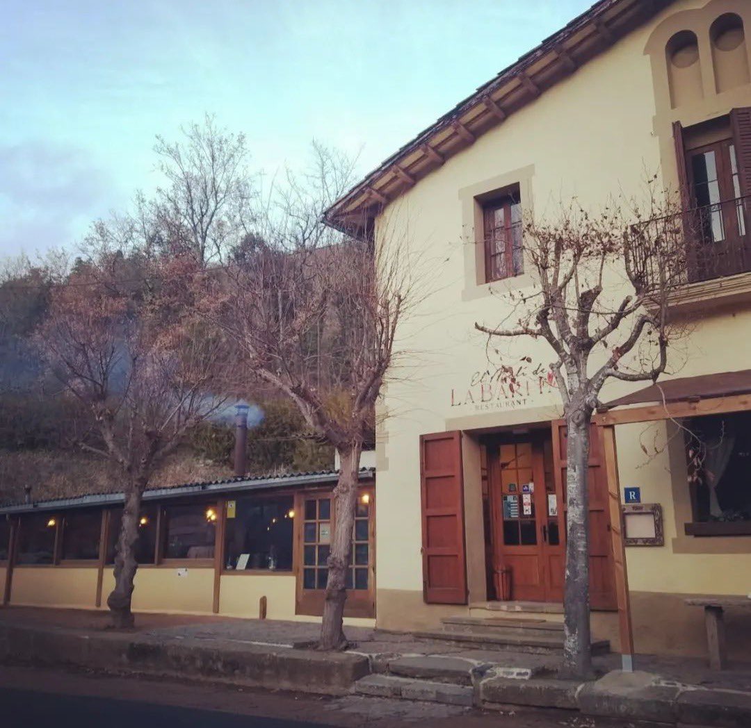 repoblem's tweet photo. 𝐄𝐌𝐏𝐑𝐄𝐍𝐄𝐃𝐎𝐑𝐒/𝐑𝐄𝐒 📢
Es cedeix Masia amb restaurant i habitatge, a peu de carretera, a les portes del parc natural del Montseny ⛰

Negoci en ple funcionament, emblemàtic i popular amb més de 80 anys d'història; es cedeix per manca de relleu generacional. https://t.co/Ma3cmlfEg4