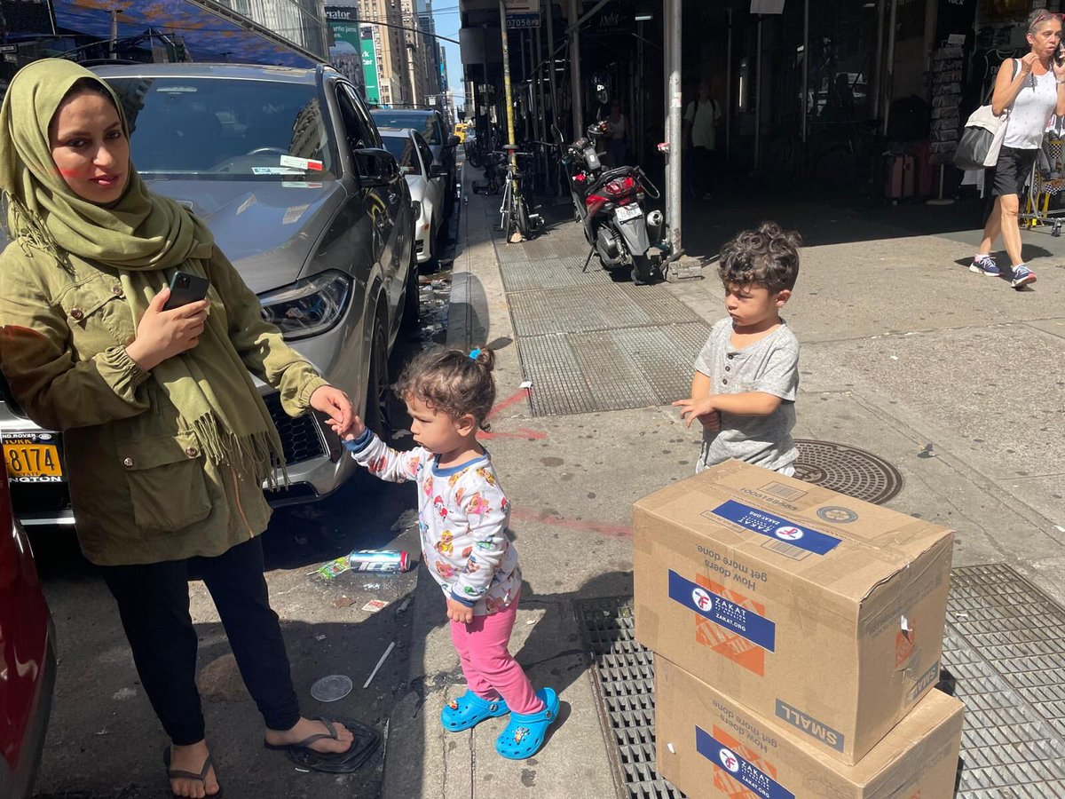 ZakatUS's tweet photo. Another #refugee family π¨βπ©βπ§βπ¦ in #Manhattan helped by your #charity π€²π½ . Shoutout to our #NYC reps for their excellent work ππ½ . #HumanityAboveAllElse #Nonprofits https://t.co/ZkVRr4UWoK