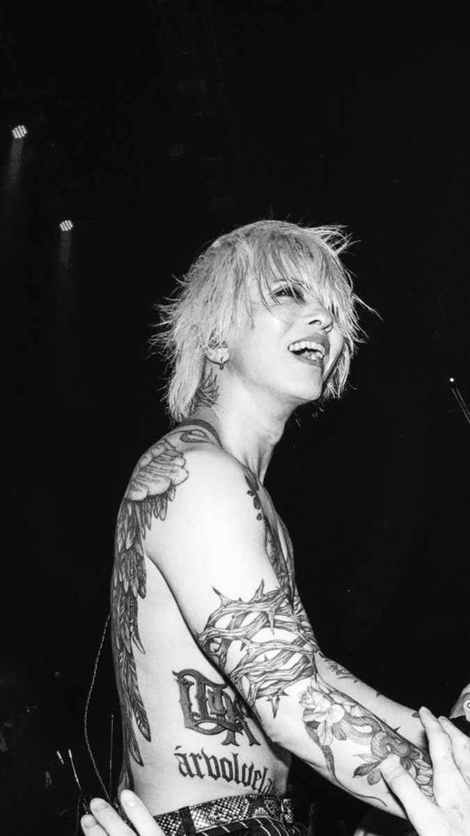 na810xxx's tweet photo. @HydeOfficial_ はいどさんの奏でる芸術を
これまでもこれからも愛して止みません(୨୧•͈ᴗ•͈)◞♡
静と動のどちらの楽曲も圧倒的な表現力で魅了させくれるアーティストはHYDEさんだけ✨
#HYDEの日
#はいどの日
#810の日
#6or9
#AFTERLIGHT
#TAKINGTHEMDOWN
#WHITESONG
#ADROPOFCOLOUR
#SWEETVANILLA
#ミライ https://t.co/lgMYnrlQVH