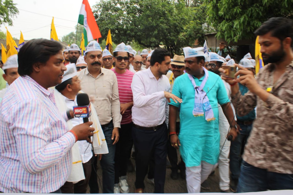 AAPMPOfficial's tweet photo. मुड़वारा विधानसभा में प्रदेश सह प्रभारी श्री @dineshchadha3 जी की उपस्थिति में आम आदमी पार्टी के कार्यकर्ताओं ने बदलाव पदयात्रा निकाली।

इस बदलाव पदयात्रा में लोगों का हुजूम बता रहा है, कि मध्यप्रदेश की जनता बदलाव मांग रही है।

#BadlaavPadyatra https://t.co/N2Wx3qSjlx