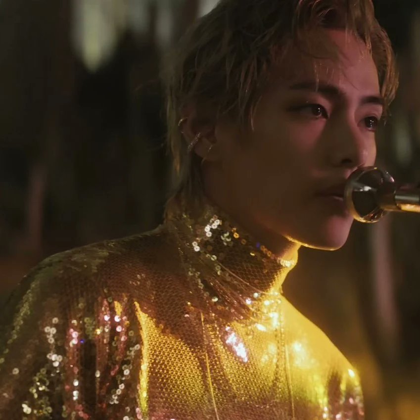TriviaBTS3's tweet photo. Such a soothing and lovely song...I love it so much and I love you so much my sweet Taetae 🥰🥰🥰 I can't wait to hear the whole album 💜💜💜 and I love you so much in gold 😍😍😍🤭🤭🤭 #V_LoveMeAgain https://t.co/MTfYOMaUAC