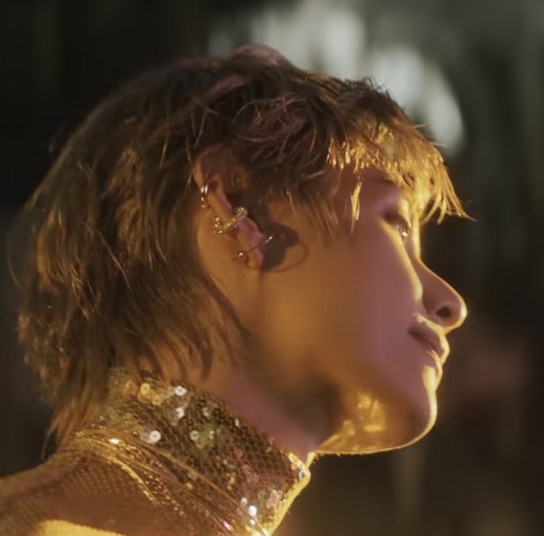 TriviaBTS3's tweet photo. Such a soothing and lovely song...I love it so much and I love you so much my sweet Taetae 🥰🥰🥰 I can't wait to hear the whole album 💜💜💜 and I love you so much in gold 😍😍😍🤭🤭🤭 #V_LoveMeAgain https://t.co/MTfYOMaUAC