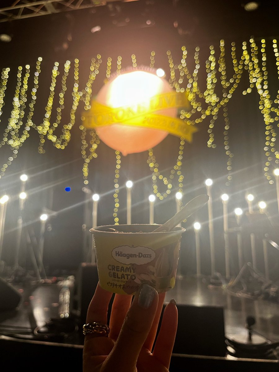 _mtsi8's tweet photo. 思いがけず最前列🥹🥹好きな音楽にハーゲンダッツにこんなに幸せでいいの、、、、ちょこちょこ洋平さんと目が合ったりしてとろけにとろけた時間でした🍨🌛🤍ところでspyはやられたなあ

ウェルカムボードの
みちゃん と ちゃんみ の並び
可愛すぎだね？？😌💞

#Alexandros
#とろけライブ https://t.co/dScJO9UaIh