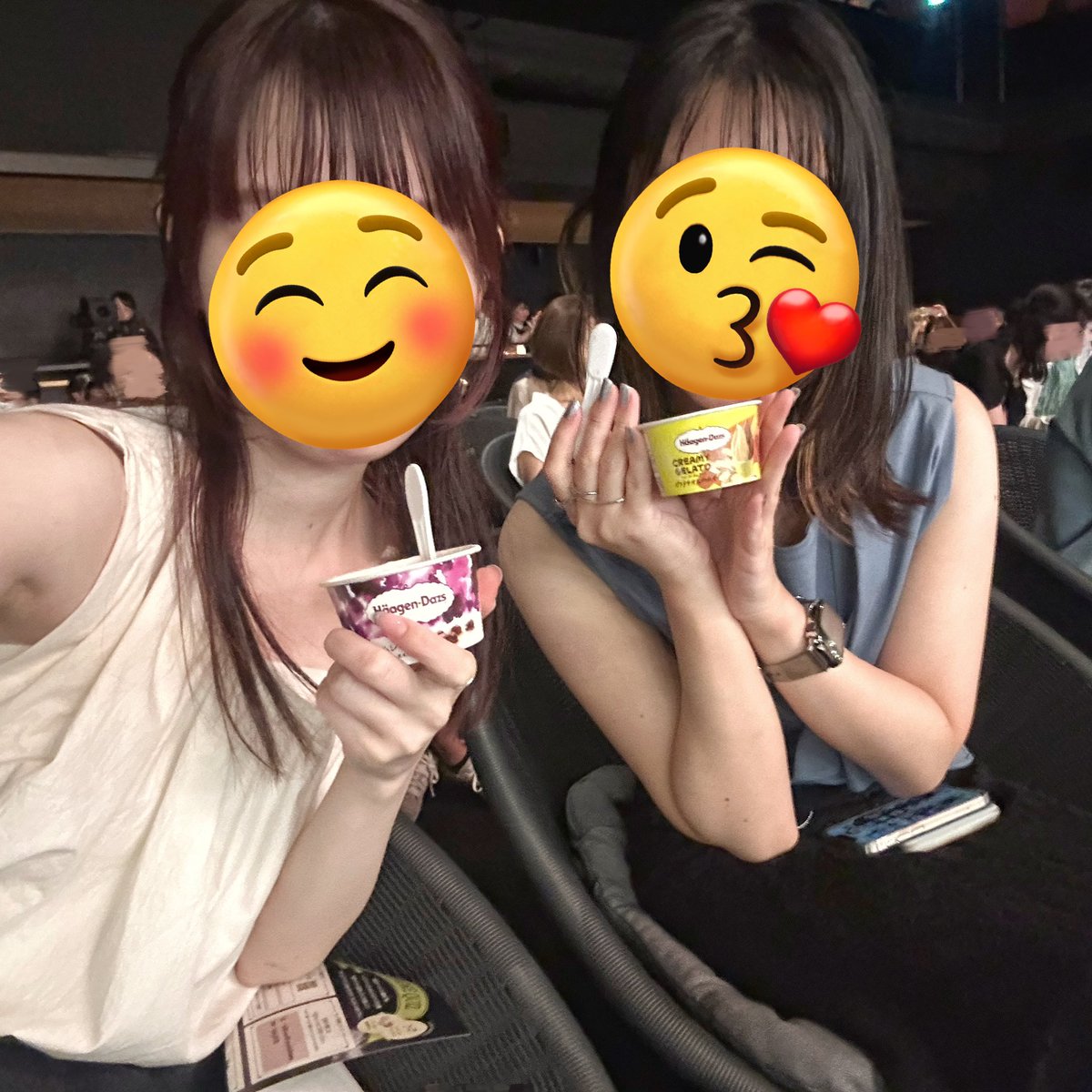 _mtsi8's tweet photo. 思いがけず最前列🥹🥹好きな音楽にハーゲンダッツにこんなに幸せでいいの、、、、ちょこちょこ洋平さんと目が合ったりしてとろけにとろけた時間でした🍨🌛🤍ところでspyはやられたなあ

ウェルカムボードの
みちゃん と ちゃんみ の並び
可愛すぎだね？？😌💞

#Alexandros
#とろけライブ https://t.co/dScJO9UaIh
