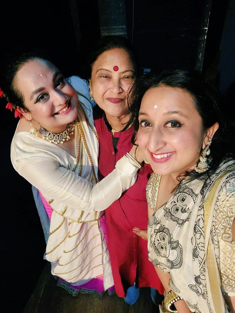 shomakaikiniS's tweet photo. With our beautiful Alka Gurjar ji ~ our Sitar artist, after Praangan Mumbai (April 2023) #Nrityanidhi https://t.co/f9DKfpkvjc