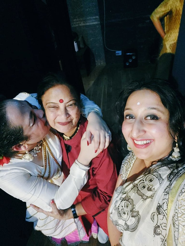shomakaikiniS's tweet photo. With our beautiful Alka Gurjar ji ~ our Sitar artist, after Praangan Mumbai (April 2023) #Nrityanidhi https://t.co/f9DKfpkvjc