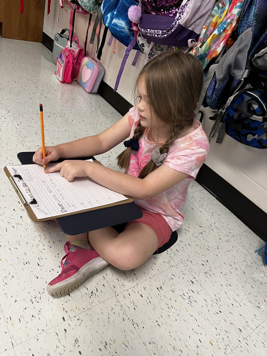 MrsThompsonEES's tweet photo. These terrific explorers worked so hard writing a letter to me this morning. I can’t wait for them to see how much their writing grows by the end of second grade! @EllendaleSchool @EESsimply2nd https://t.co/pUvVPRtxoW