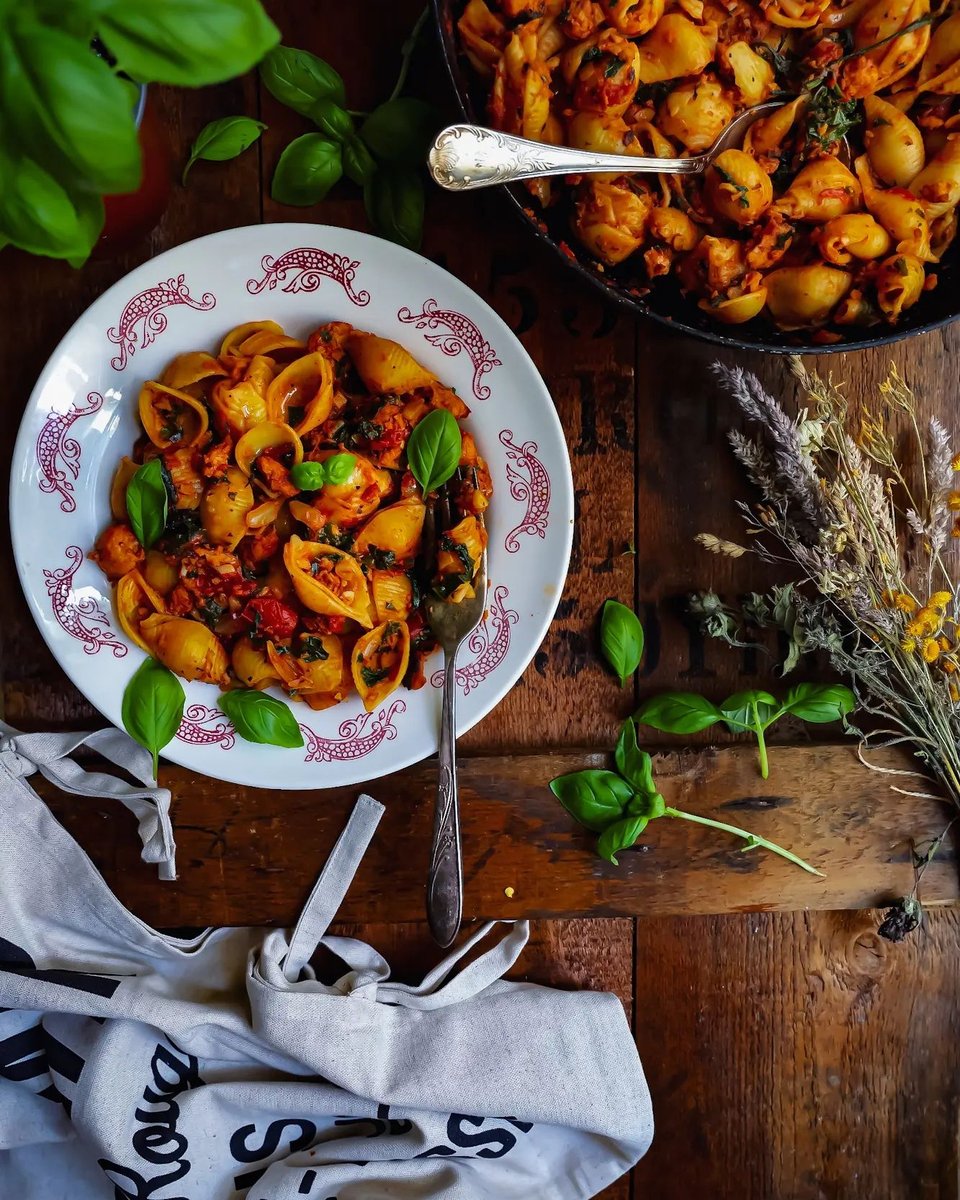 Spice up your meal with tomato basil shells and veggie sausages! 🌱🍝

Discover a hidden gem from Instagram's ivys_cooks_vegan. Embracing plant-based cuisine has never been easier, and this dish is simply delicious. The flavours will win your heart! 💚