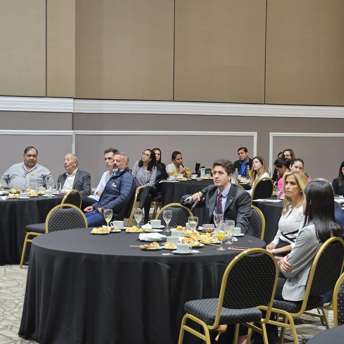 elsalonparaguay's tweet photo. Asistimos a una interesante reunión con @cappropy para hablar del Agronegocio en Paraguay, entender el papel que juega la Hidrovia en la industria, conocer las proyecciones mundiales del agro desde el punto de vista de @USDA y escuchar a @SanNoguera gerente general de la #Cappro https://t.co/pr5Cejkz7g