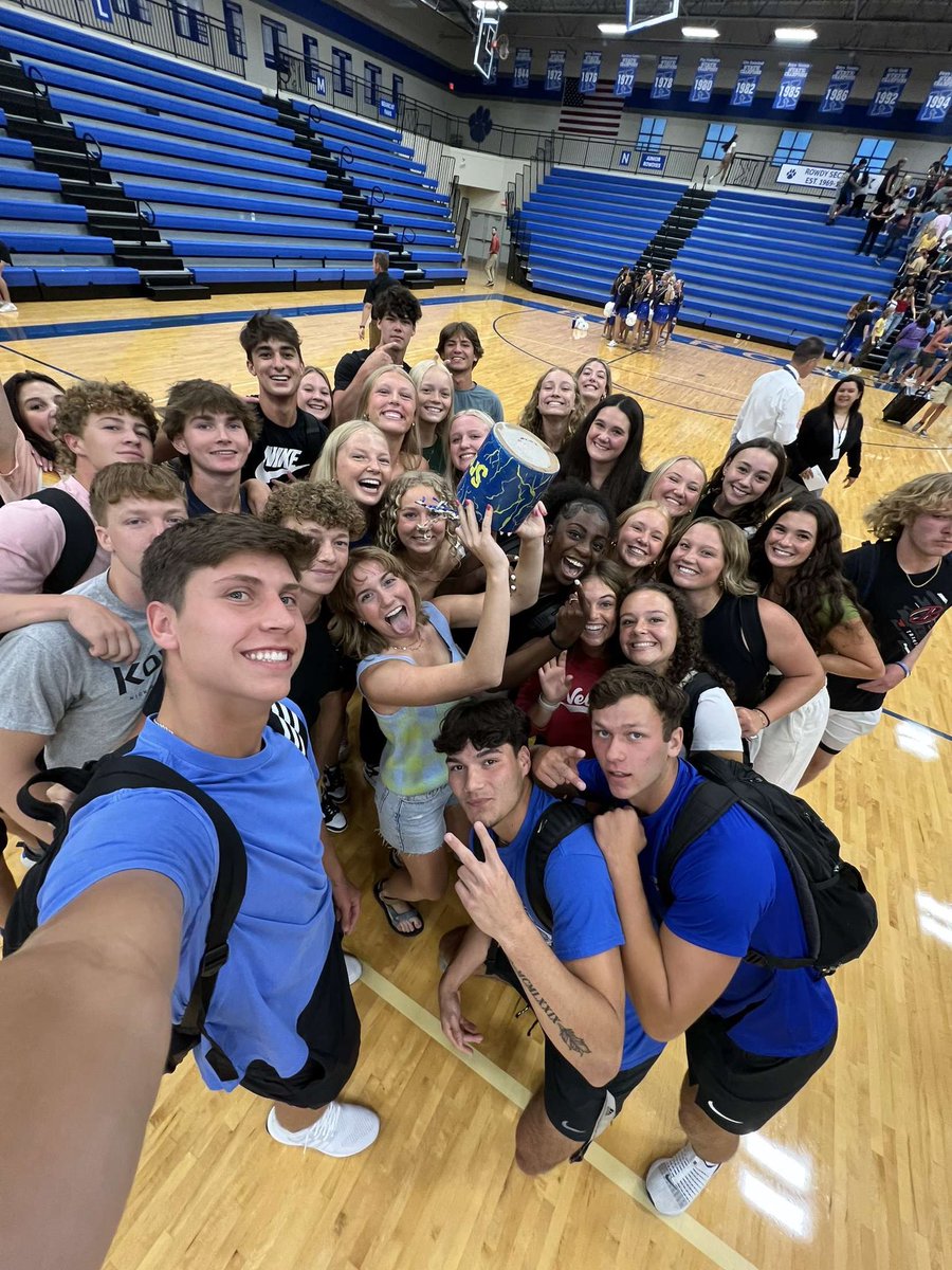 KHSRowdies's tweet photo. seniors on top 🤘🏼@ryanhogue24 @KHSMediaPro @KearneyBearcats https://t.co/uUEk1vXyvM
