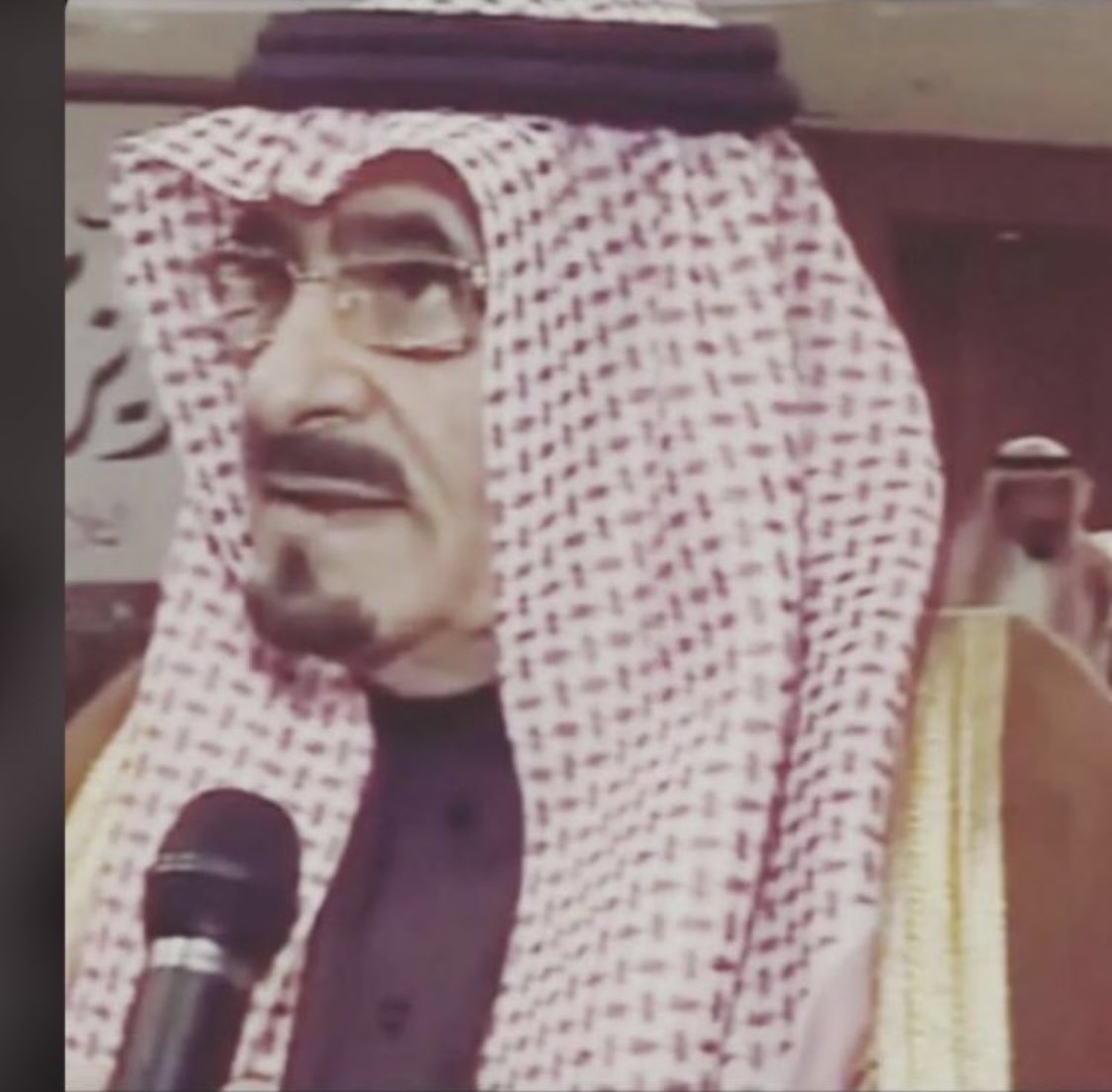 albyan_qh's tweet photo. شخصية من قبيلة #قحطان 🚨

سعادة الشيخ الدكتور / بدر بن حمود العماج السحمة الجحادر #قحطان  رحمه الله ،  ولد في الرياض عام 1361 هجري ، الكثير منا يعلم بأن قبيلة قحطان كانت تسكن في جنوب الجزيرة العربية ��بل نزوحها الى نجد وذلك تقريبا قبل حوالي 300 سنة على وكان اولى قبائل قحطان نزوحاً الى نجد هي قبيلة الجحادر تحت قيادة الشيخ عثفر العماج وهو من قبيلة السحمة وكان شيخ طاعن في السن فارس شجاع وذو رأي سديد ، فالشيخ بدر في هو من أحفاد أحفاد هذا الفارس الشهم الشجاع، حيث أن أسرة العماج الكريمة ذات نسب وحسب وشهرة فائقة وعلو الهمة والرشاد، كما أن العماج لم يدم طويلا ومن ثم تولى مشيخة القبيلة من بعده (هادي بن قرمله) وتعاقب أبناءه واحفاده في هذه المناصب المرموقة التي تليق بهم ويليقون بها لأنهم كفو أبا عن جد ، وبقي بيت العماج و آل قرملة وجهان لعملة واحده هو أنهم جميعا من روس عرب وشيوخ قبائل تضرب في أعماق التاريخ، وأستمر أباءهم وأجدادهم من ا��رجال المعاصرين وأحد أعيان شيوخ القبائل الموالية لقادة وحكام الدولة السعودية الثلاث المتعاقبة، وأستمرت قبيلة السحمة الجحادر ورجالاتها المرموقين في تشجيل الأمجاد ��البطولات على صدر التاريخ وحتى يومنا هذا، وفي هذا الموضوع سيكون عن شخصية تنتمي الى أسرة العماج المعروفة للكثير من أبناء قبائل قحطان وغيرها من أخواننا القبائل الأخرى، وبالأضافة الى هجرة العماج و حلة العماج بمنطقة الرياض، فأن أسم هذه الأسرة أستمر في الحضور في معظم المحافل والأحداث التاريخية (خصوصا في نجد ) حتى وصل في وقتنا هذا الى مناصب بمجلس الشورى والى الجامعات الكبيرة وأصبح من أبناءهم من يشار إليه بالبنان ويؤخذ منه العلم والرأي السديد،  سعادة الشيخ الدكتور بدر العماج، مؤهلاته العلمية 🚨
الدكـــتوراة : في الإدارة العامة - الموارد البشرية من الولايات المتحدة الأمريكية
المــاجستير : في الإدارة العامة - الموارد البشرية من الولايات المتحدة الأمريكية
الجـامعـيـة : في العلوم السياسية والإدارة - علم الاجتماع
حياته العملية و المؤتمرات والندوات التي حضرها:
عضو مجلس الشورى ابتداءً من 3/3/1418هـ
أستاذ العلوم الإدارية بجامعة الملك فيصل 
كاتب ووكيل اللواء الخامس عشر بالحرس الوطني 
مسؤول شؤون الموظفين بوكالة الحرس الوطني بالدمام 
مدير الشؤون الإدارية والعلاقات الصناعية بمصفاة الرياض 
مدير عام مؤسسة تجارية تمتهن الأعمال الزراعية 
مؤتمر العالمي لمؤسسات الإدارة العامة الذي عقد في جنوب أفريقيا بمدينة دورين 1996م 
مؤتمر تنمية الموارد البشرية - استثمار - الذي عقد في الكويت في شهر رجب 1417هـ 
مؤلفات وبحوثه 🚨
بحوث عن الإدارة المقارنة وهذا البحث يلقي الضوء على ماكتب حول الإدارة العامة بالدول النامية وينفي وجود مشكلة من التقليد للنماذج الغربية ويعلل ذلك بوجود عوامل بيئية داخلية وخارجية تلعب دور هام في مرحلة التنفيذ أو الإنجاز مما صار لها الأثر السلبي على فعالية الإدارة العامة بالدول النامية 
بحث لم ينشر بعد عن مشكلة تزايد العمالة بالمملكة العربية السعودية 
كتاب عن الإدارة العامة على وشك الانتهاء 
مذكرات في البحث العلمي في الإدارة العامة وفي الموارد البشرية توفي رحمه الله في عام 2022 ميلادي رحمه الله واسكنه فسيح جناته🚨
