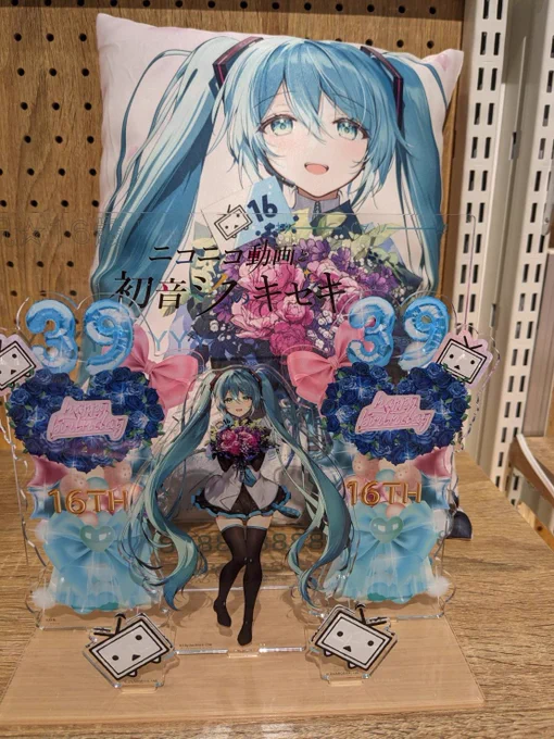 今日は所沢サクラタウンに行ってきました! ダヴィンチストアや漫画ラノベ図書館に自分が描いた絵のカクヨム甲子園のポスターが貼ってあり、2歳差の幼なじみの本が置いてあって 絵を描き始めた5年前には想像もしていなかったことで 本当に皆さまのおかげだなと改めて思いました。 ありがとうございます! 初音ミクちゃんの16才(周年?)おめでとうの落書きもしてきました!(下手すぎて撃沈(、ン、)