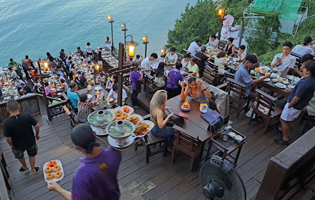 Thailandee_com's tweet photo. Ce soir, le dîner était au restaurant Rimpa Lapin de #Pattaya. Il offre une jolie vue du haut de sa falaise.
Temps trop couvert pour profiter du coucher du soleil qui pourtant est de ce côté.
#writeyourown2023 https://t.co/KD4KDJzvMD