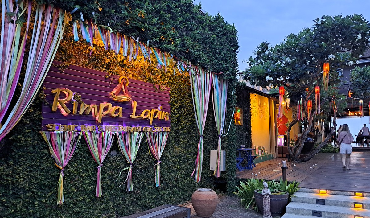 Thailandee_com's tweet photo. Ce soir, le dîner était au restaurant Rimpa Lapin de #Pattaya. Il offre une jolie vue du haut de sa falaise.
Temps trop couvert pour profiter du coucher du soleil qui pourtant est de ce côté.
#writeyourown2023 https://t.co/KD4KDJzvMD