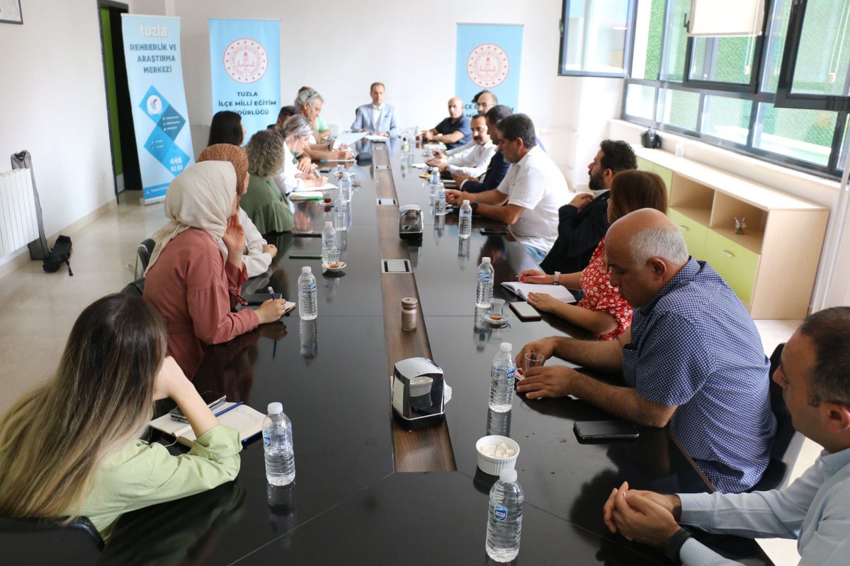 Özel Eğitim ve Rehabilitasyon Merkezi müdürleri ile istişare toplantısı yapıldı. 

Tuzla İlçe Milli Eğitim Müdürümüz Sayın Metin Çangır başkanlığında, Şube Müdürlerimiz Sn. Bahtiyar Çakmak ve Sn. Adnan Sarıyıldız ve ilgili kurum müdürlerimizin katılımıyla istişaretirildi.