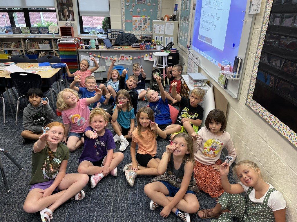 ElementarySalem's tweet photo. 2nd grade students made "peepers" today to help them when using their Reading Voices and Thinking Voices. https://t.co/wd7tSe9xhm