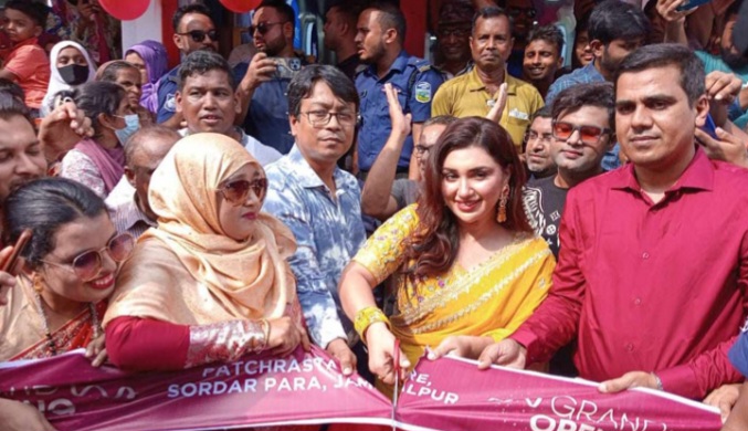 জামালপুর শহরে হারল্যান নিউইয়র্ক শো-রুম উদ্বোধন করলেন চিত্রনায়িকা অপু বিশ্বাস