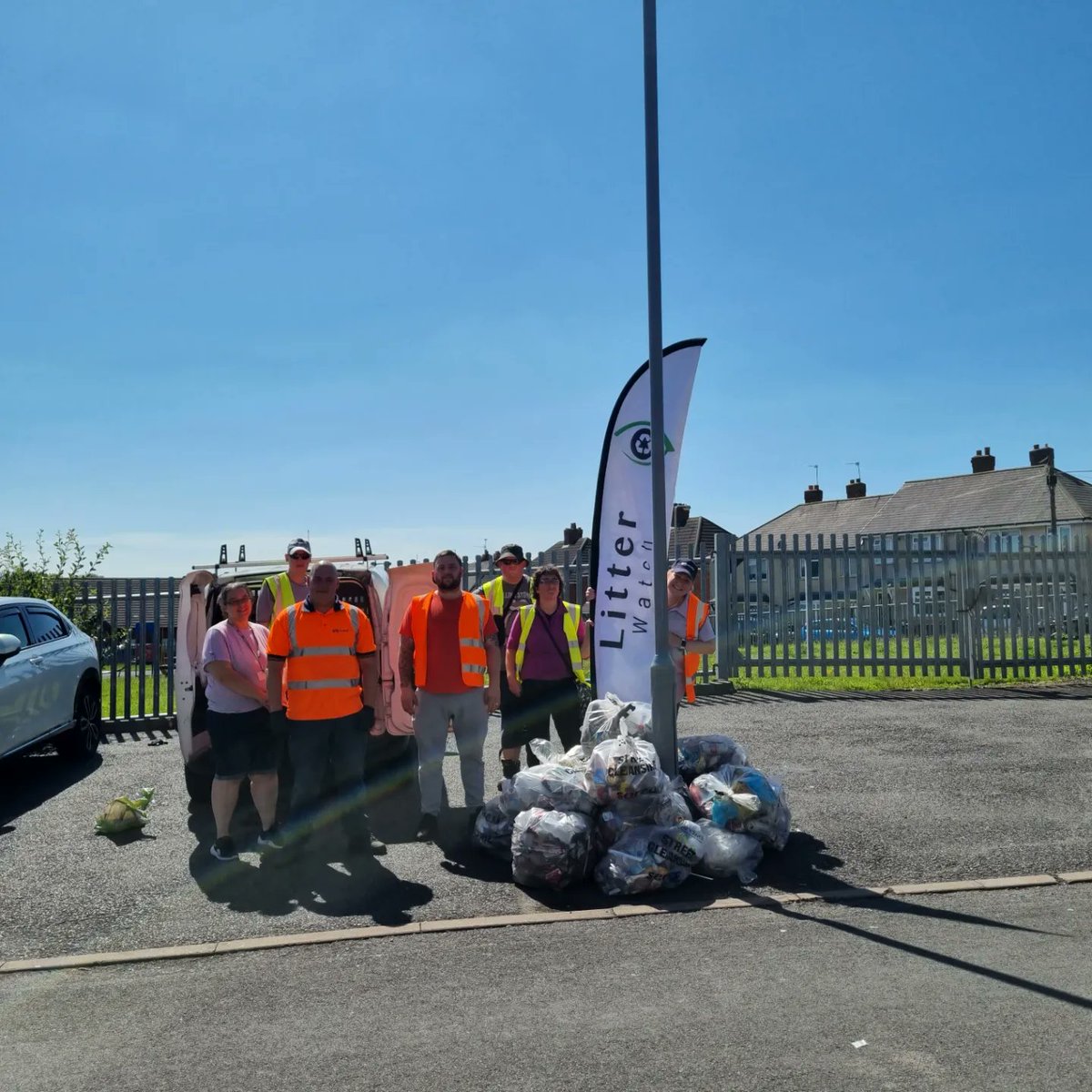 Litterwatch1's tweet photo. #sandwellcoronationclean with the wonderful staff from @suez , @sandwellcouncil communities team, and our #volunteers. We #litterpicked our way round part of the #tibbingtonestate in #Tipton.  
A huge 25 bags of litter were removed. #socialvalue @SercoESUK https://t.co/XBA44hyR7k