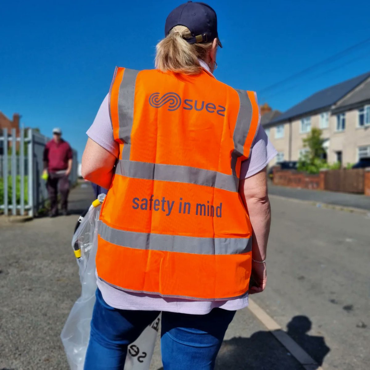 Litterwatch1's tweet photo. #sandwellcoronationclean with the wonderful staff from @suez , @sandwellcouncil communities team, and our #volunteers. We #litterpicked our way round part of the #tibbingtonestate in #Tipton.  
A huge 25 bags of litter were removed. #socialvalue @SercoESUK https://t.co/XBA44hyR7k