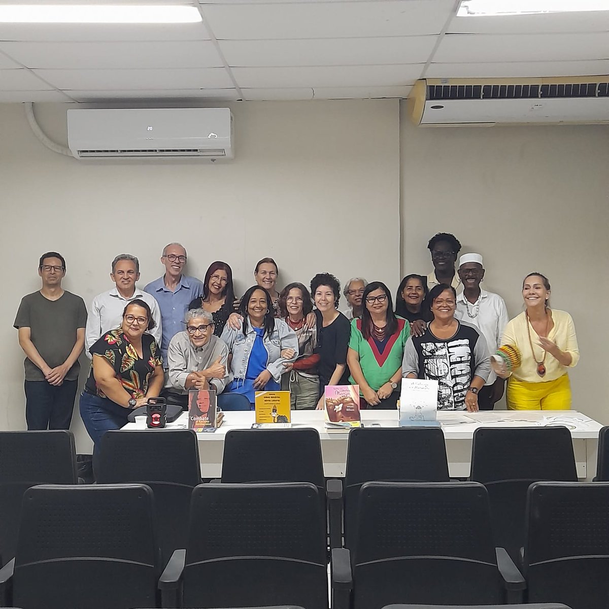 funasepe's tweet photo. A Funase promoveu a última aula do módulo de Letramento Racial Crítico e Estudo de Linguagem para servidores da sede. O módulo faz parte do Programa da Diversidade e Combate ao Racismo Institucional e Estrutural da instituição.
SAIBA MAIS: https://t.co/m5Ek0TkNbF https://t.co/NSVzEjQahS