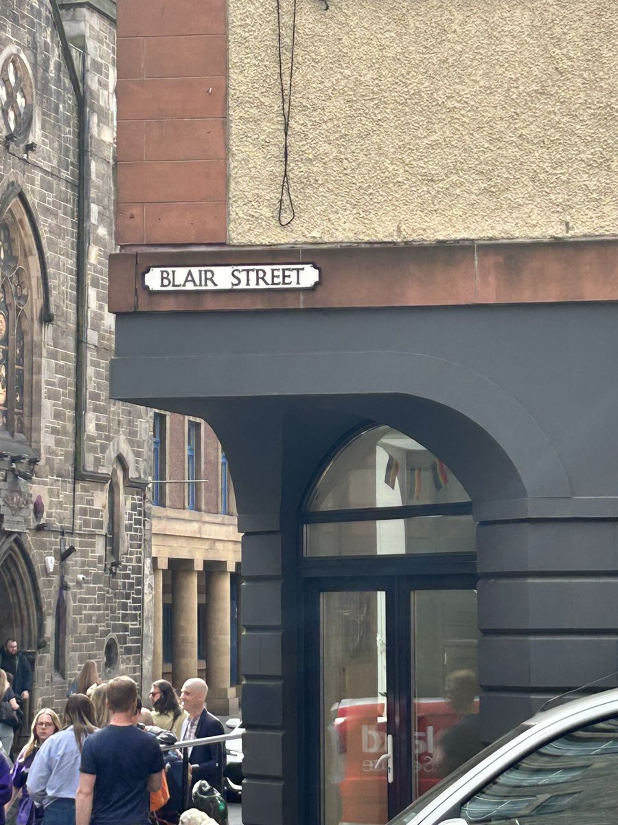 AliJCuthbert's tweet photo. @edinhelp 
@Edinburgh_CC 
@EdinReporter 
@edinburghpaper 

More over flowing bins this time in Blair Street https://t.co/3Z92pnyGIX