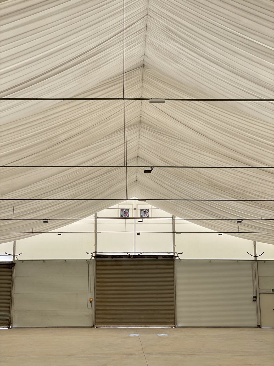 icman_sl's tweet photo. 🎪⚠️Executat el trasllat i instal·lació de l’envelat de Sallent!

Sobre una superfície de 1.230m2 de nou paviment de formigó, s’hi ha ubicat la estructura metàl·lica coberta amb lona blanca, i façana amb panell sandwich. 

Promotor: @somsallent 
Projecte i DO: 3AT Arquitectura https://t.co/73VAQGFGHW