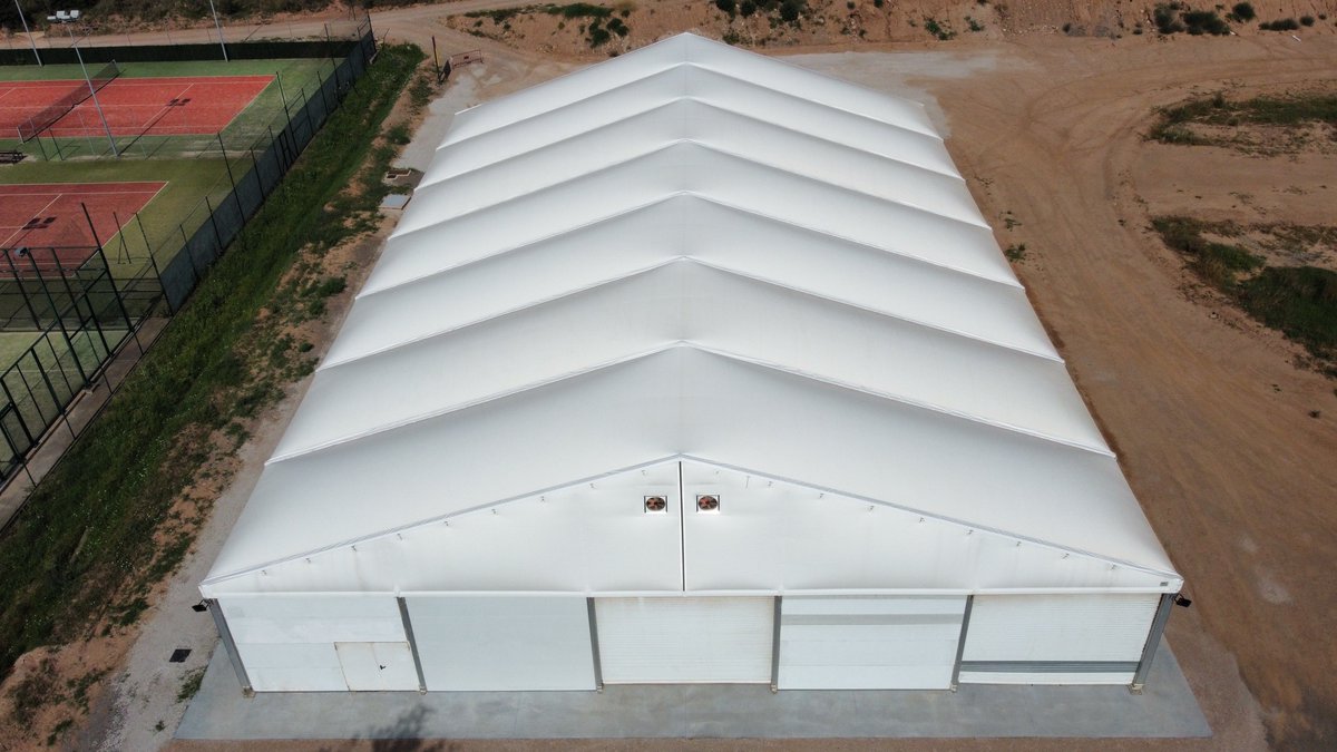 icman_sl's tweet photo. 🎪⚠️Executat el trasllat i instal·lació de l’envelat de Sallent!

Sobre una superfície de 1.230m2 de nou paviment de formigó, s’hi ha ubicat la estructura metàl·lica coberta amb lona blanca, i façana amb panell sandwich. 

Promotor: @somsallent 
Projecte i DO: 3AT Arquitectura https://t.co/73VAQGFGHW