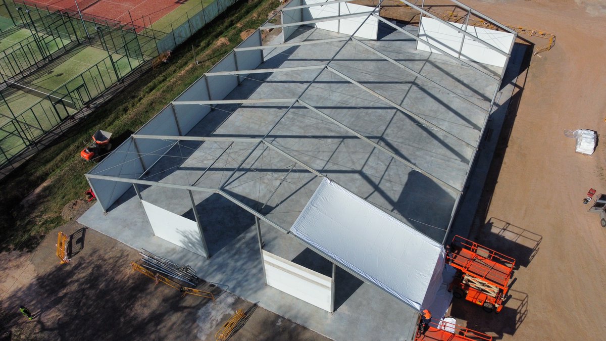 icman_sl's tweet photo. 🎪⚠️Executat el trasllat i instal·lació de l’envelat de Sallent!

Sobre una superfície de 1.230m2 de nou paviment de formigó, s’hi ha ubicat la estructura metàl·lica coberta amb lona blanca, i façana amb panell sandwich. 

Promotor: @somsallent 
Projecte i DO: 3AT Arquitectura https://t.co/73VAQGFGHW