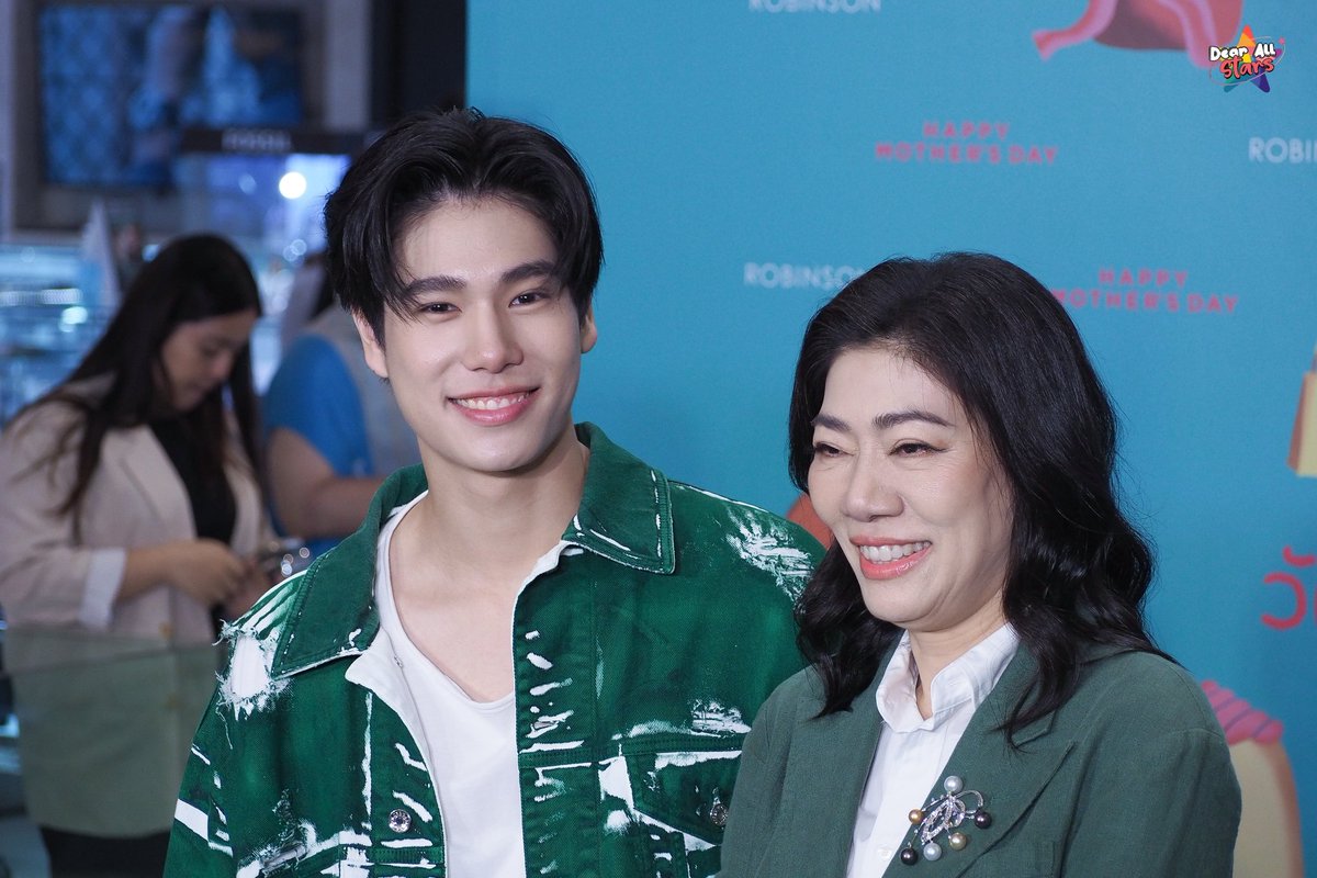 DearAllStars's tweet photo. ความน่ารักของ ภูวินทร์ และคุณแม่ ที่มาร่วมงาน Robinson Happy Mother’s Day พร้อมส่งรอยยิ้มและโมเม้นซึ้งๆน่ารักในการออกงานครั้งแรกกับคุณแม่ 
#Robinson
#RobinsonxPhuwin
#phuwintang https://t.co/g4IEBUlM0v