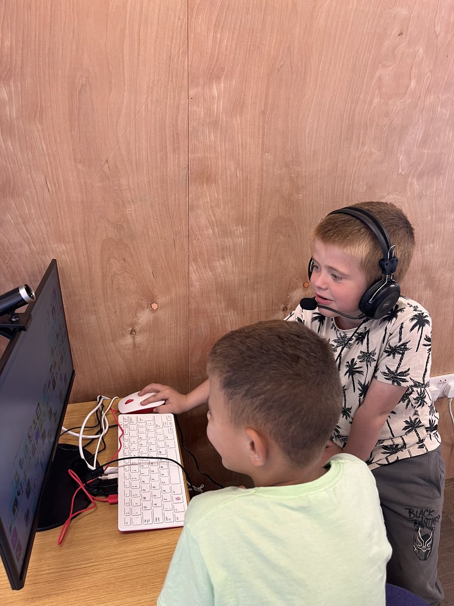 BiBDigitalMaker's tweet photo. From training to the event โ>
We hosted the first Summer of Tech event this week at @TheValleyProje1 and it was amazing!
It was so inspiring to see the passion the young people demonstrated once they got stuck into the different coding tasks๐พ๐ฅ๏ธ
Take a look at them in actionโฌ๏ธ https://t.co/19PZFL54z7