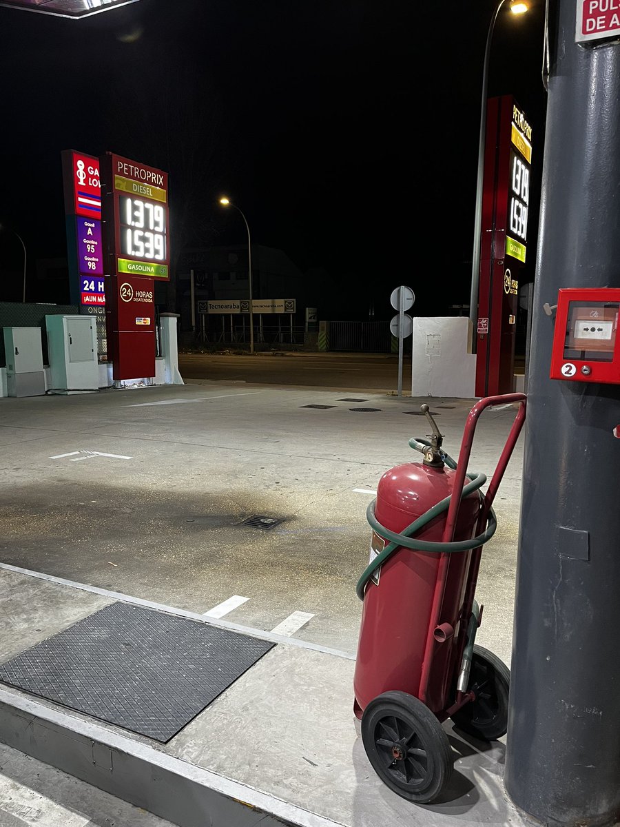 vintagedessin's tweet photo. @petroprix , a lo mejor hay que incidir más en la seguridad de las gasolineras ,no? Más que nada por normativa y evitar accidentes y tal.. https://t.co/ZTLkE3Z2F2