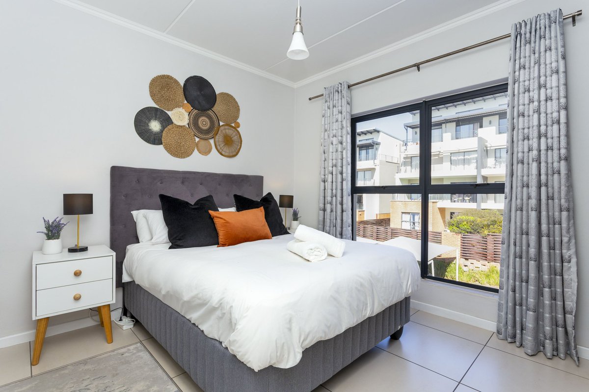 AuraluxeS's tweet photo. Our Airbnb 2nd bedroom styling is complete! We love the results. The style is simple with a touch of brown tones that showcases a beautiful contrast against the lighting. We hope you enjoy staying in it as much as we enjoyed styling it! 🤎

Booking link: https://t.co/QzFc1fnH6D https://t.co/SQs9UD0tnV